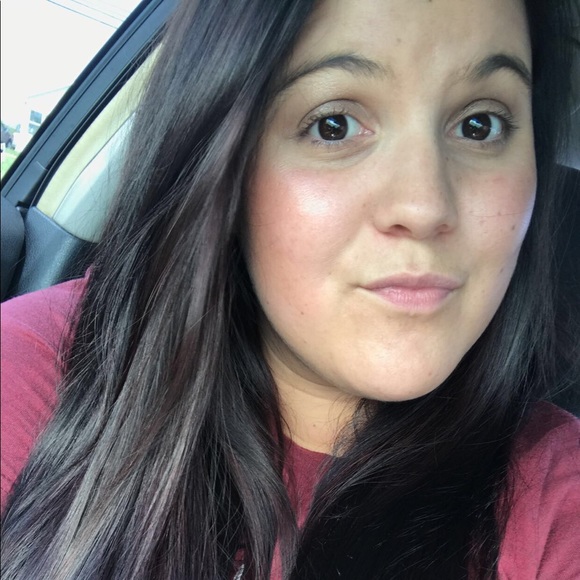 Profile Picture of Laura Morrissey (@lauranicole913) on Poshmark
