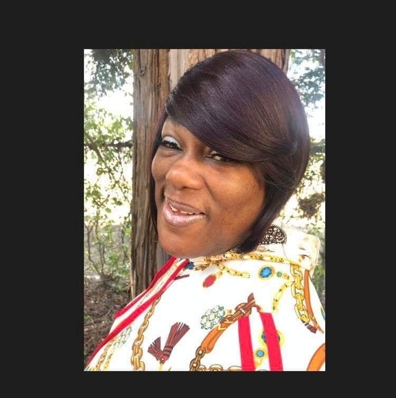 Profile Picture of Renee Newton (@reneenewton) on Poshmark