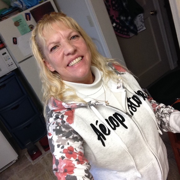 Profile Picture of Mary Vanleuven (@miberiby) on Poshmark