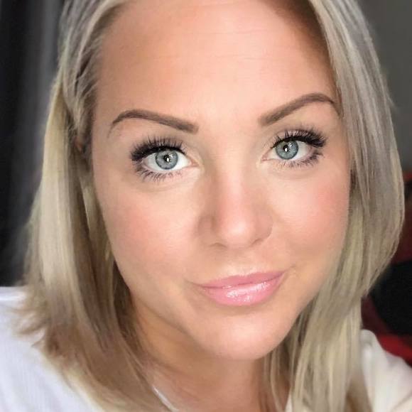 Profile Picture of Samantha Barson (@sambar85) on Poshmark