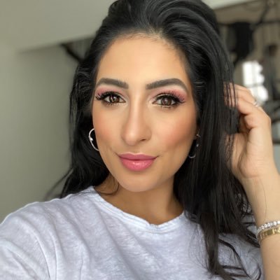 Profile Picture of Amanda Mina Nahas (@messonmyvanity) on Twitter