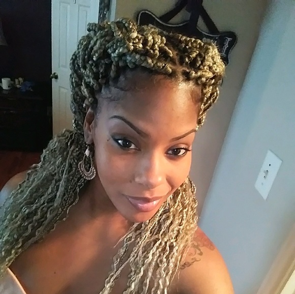 Profile Picture of Kieva Johns (@kievajohns) on Poshmark
