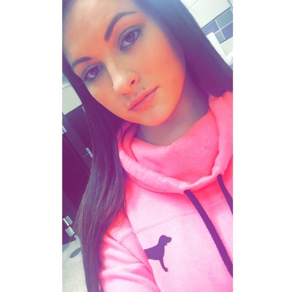 Profile Picture of Biffy Glanzman (@biffyyyy20) on Poshmark