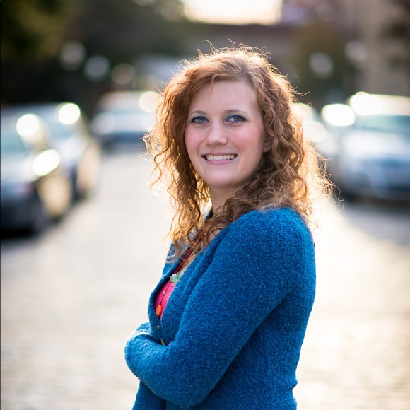 Profile Picture of Amy Farrell (@aem_farrell92) on Poshmark