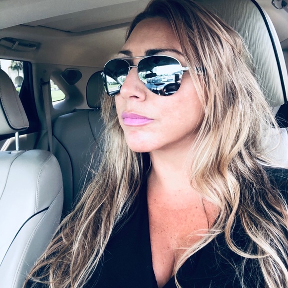 Profile Picture of Laurie Luzarraga (@vitoginotino) on Poshmark