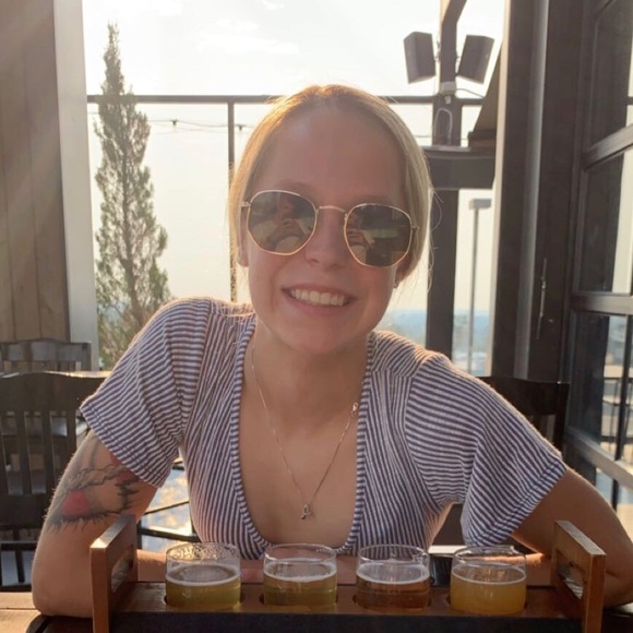 Profile Picture of Alyssa Naused (@anaused) on Poshmark