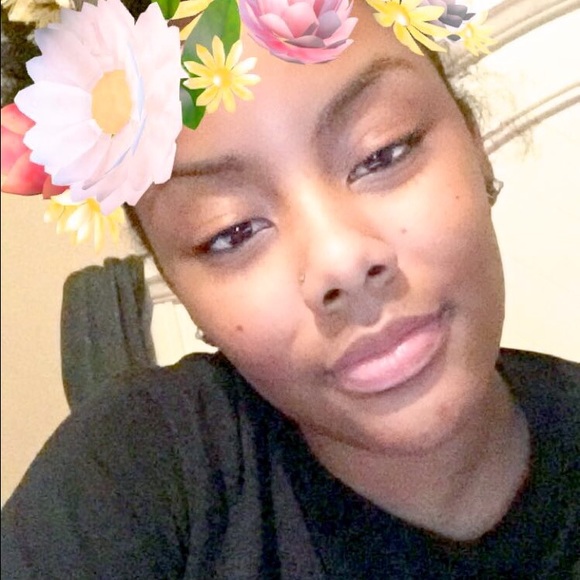 Profile Picture of Derricka Holloway (@derrickaaah) on Poshmark