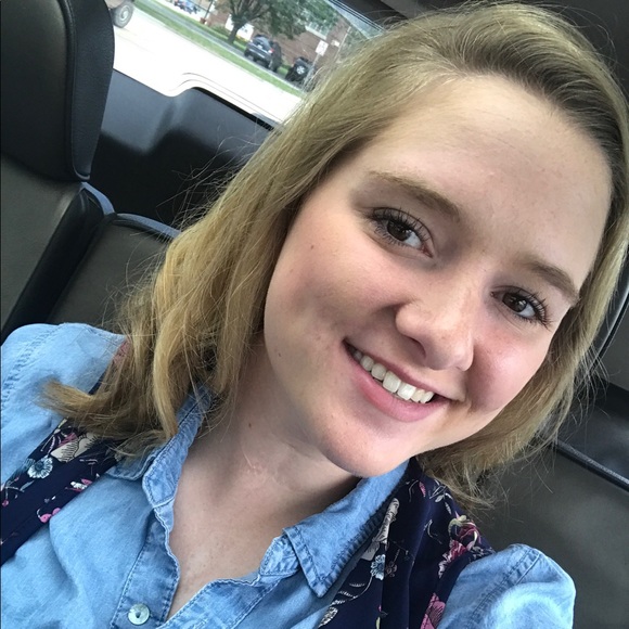 Profile Picture of Samantha Schoenbauer (@sschoenbauer19) on Poshmark