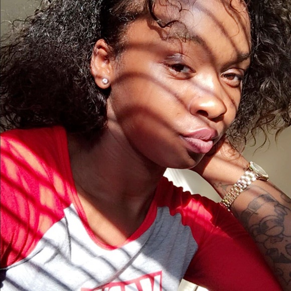 Profile Picture of Desiree Singleton (@desiree0892) on Poshmark