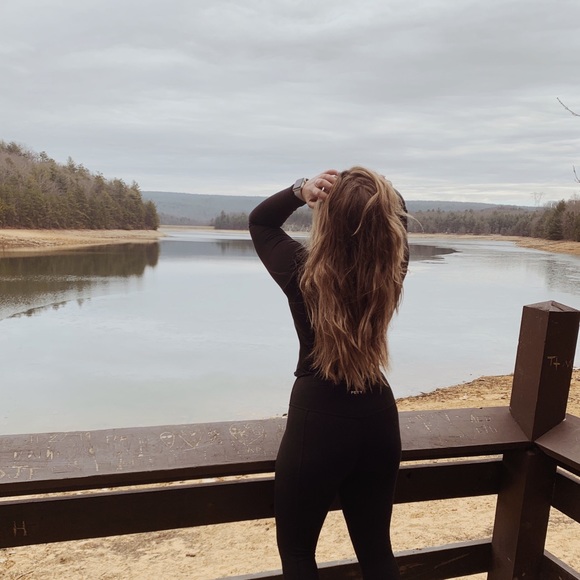 Profile Picture of Amanda Steier (@agsteier) on Poshmark