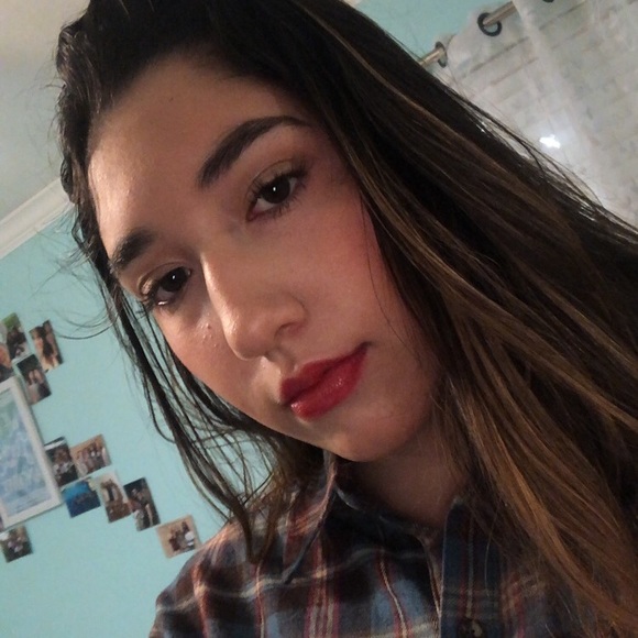 Profile Picture of Julia Escobar (@juliaescobar) on Poshmark