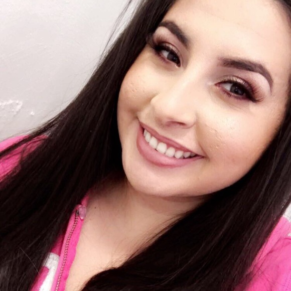 Profile Picture of Alicia Lara (@laraaly) on Poshmark