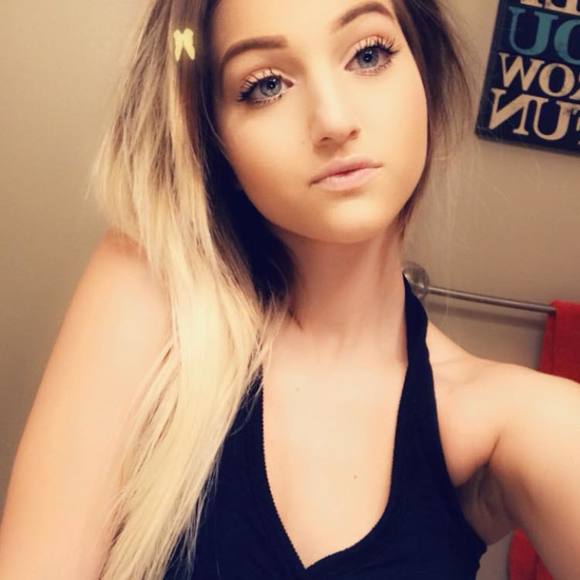 Profile Picture of Anna Cavezza (@annacavezza) on Poshmark
