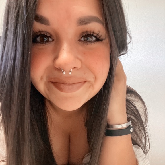 Profile Picture of Hannah Anawalt (@hannahanawalt) on Poshmark