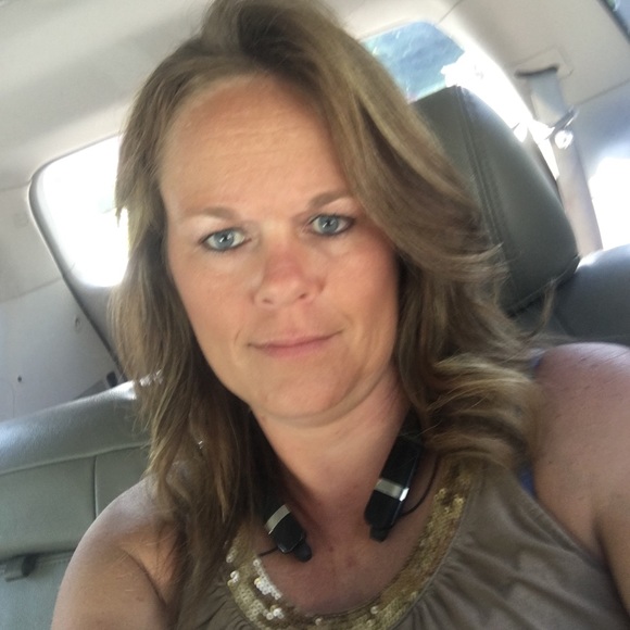 Profile Picture of Carrie Burchette (@superb123) on Poshmark