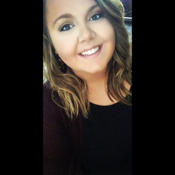 Profile Picture of Hanna Davies (@hannadavies07) on Poshmark