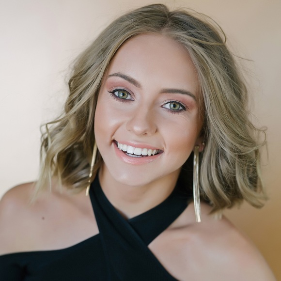 Profile Picture of Sophie Tyrer (@sophietyrer) on Poshmark