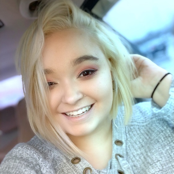 Profile Picture of Megan Diveto (@mdiveto) on Poshmark