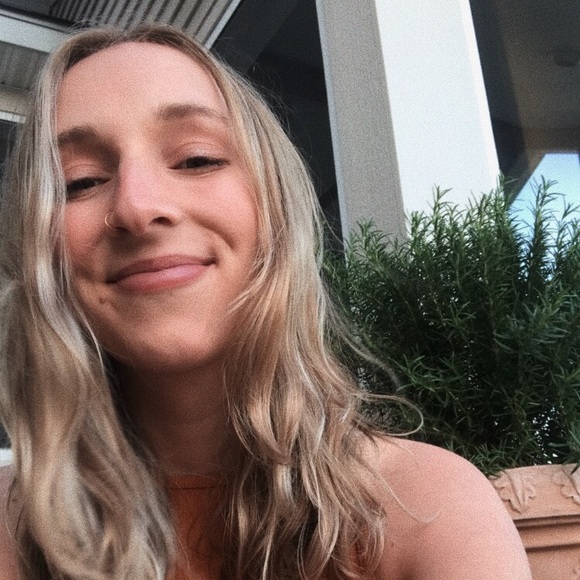 Profile Picture of Jenna Scheumann (@jennascheumann) on Poshmark