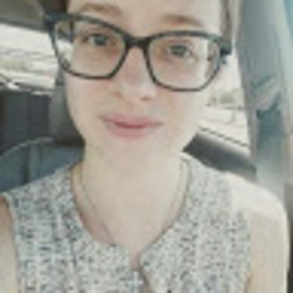Profile Picture of Zoey Oleander (@zoeyoleander) on Poshmark