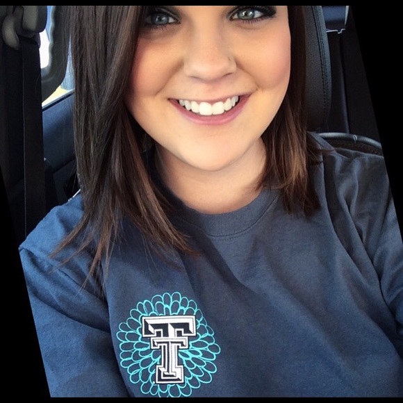 Profile Picture of Alli Thornbrue (@allitho) on Poshmark