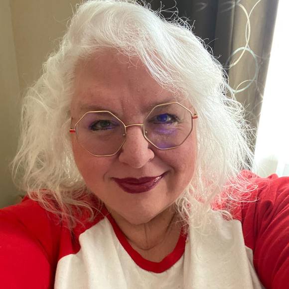 Profile Picture of Laura Altergott (@pinky60613) on Poshmark