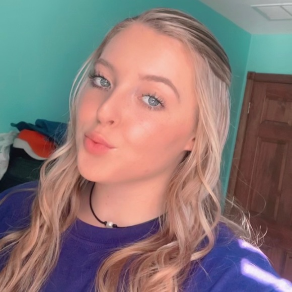 Profile Picture of Claire Renaker (@claire_renaker) on Poshmark