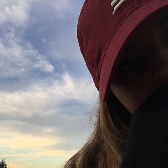 Profile Picture of Halona Souder (@halonasouder) on Poshmark