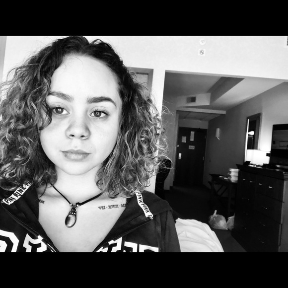 Profile Picture of Eymonee Semien (@eymonee_semien) on Poshmark