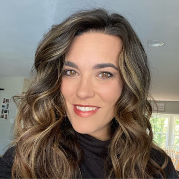 Profile Picture of Clara Gravett (@claragravett) on Poshmark