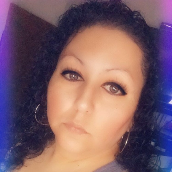 Profile Picture of Amelia Anaya (@aanaya_00) on Poshmark