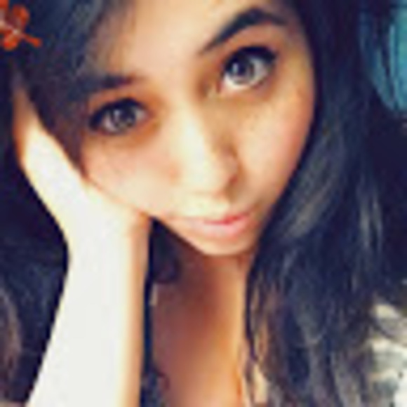 Profile Picture of Melissa Pommier (@melissapommier) on Poshmark