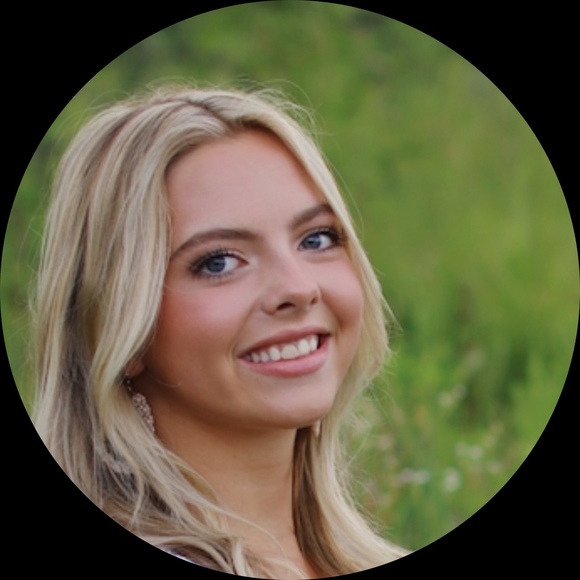 Profile Picture of Ellie Dinwiddie (@ellie_dinwiddie) on Poshmark