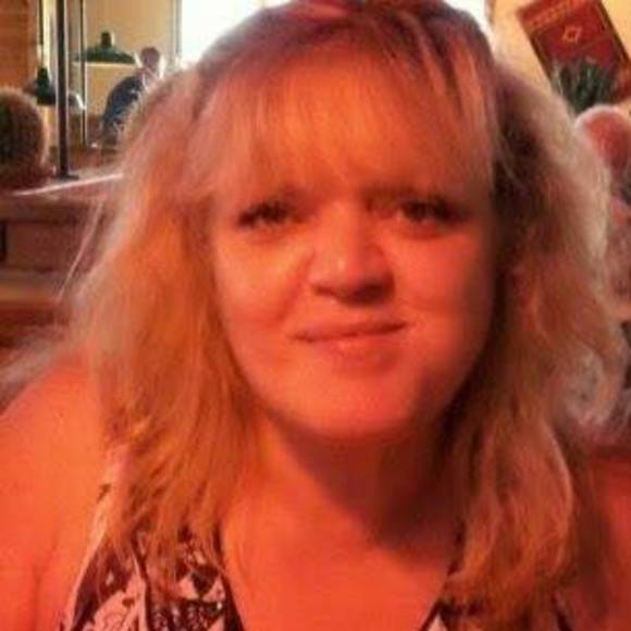 Profile Picture of Vicky Roberts (@rickyrae) on Poshmark
