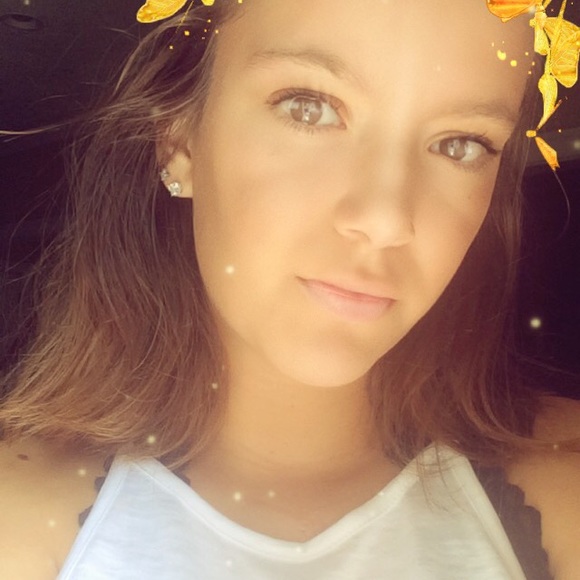 Profile Picture of Hannah Schuller (@hanschuller) on Poshmark