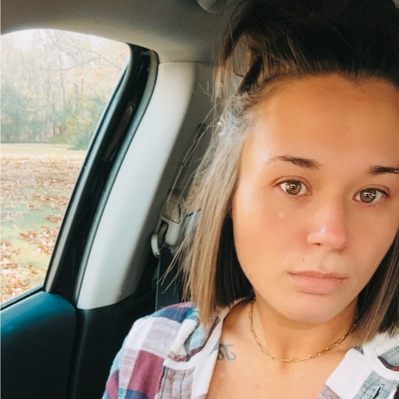Profile Picture of Sarah Maples (@sarahjoswadley) on Poshmark