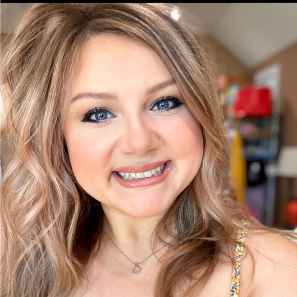 Carylee Baxter - Poshmark Profile Picture of Carylee Baxter (@cvbaxter24) on Poshmark