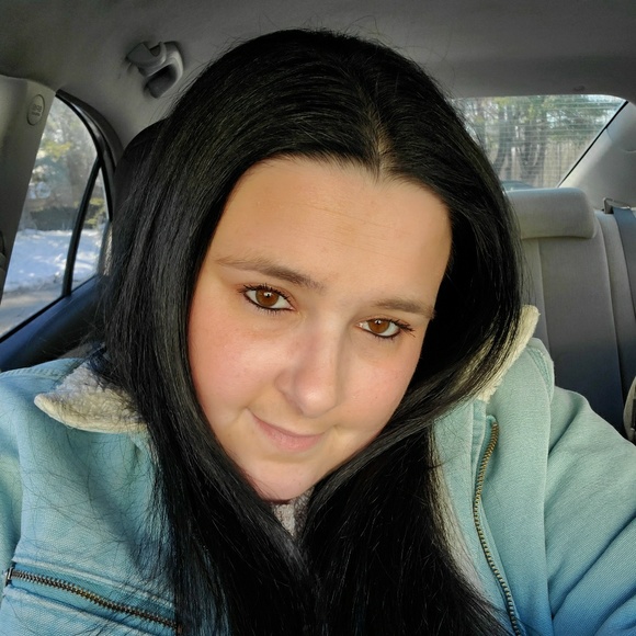 Profile Picture of Angela Evarts (@angelaevarts87) on Poshmark