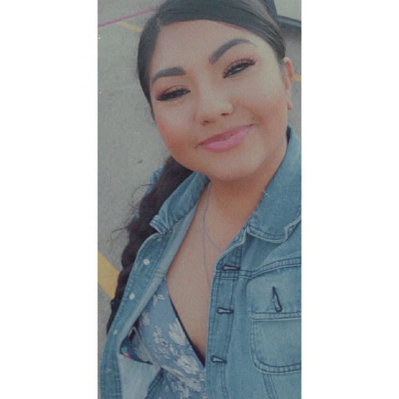 Profile Picture of Claudia Wong (@clauwongg) on Poshmark