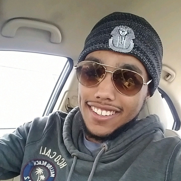 Profile Picture of Devin Houghtlin (@devinhoughtlin) on Poshmark