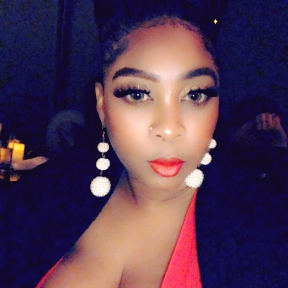 Profile Picture of Marvelous marvalee Mitchell (@browneyemelody) on Poshmark