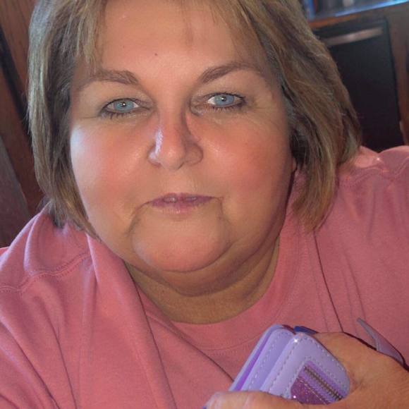 Profile Picture of Karen Barnett (@karenbarnett740) on Poshmark