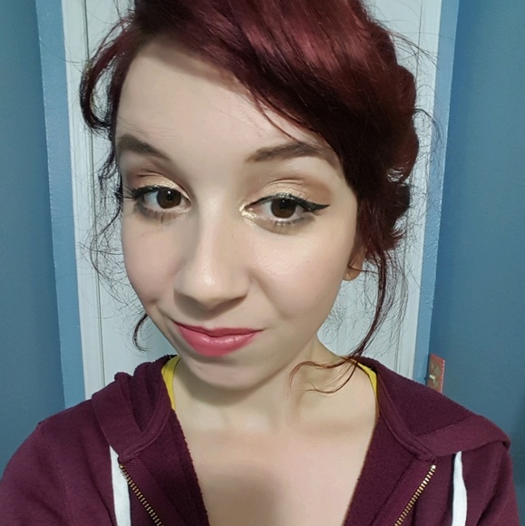 Profile Picture of Philippa Marie (@blindglitter) on Poshmark