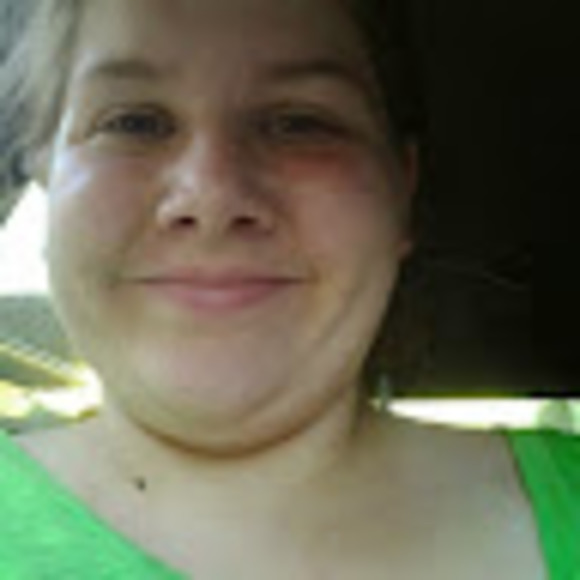 Profile Picture of Emily Colonese (@emilycolonese) on Poshmark