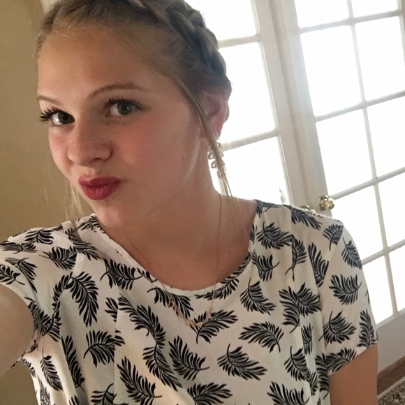 Profile Picture of Brookie Schnepf (@brookieschnepf) on Poshmark