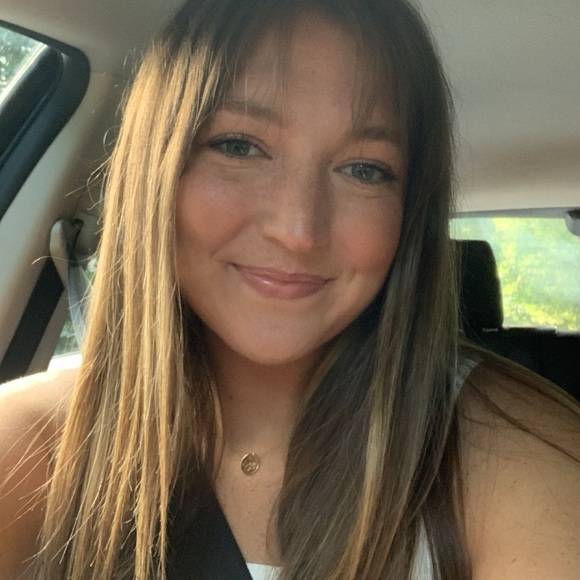 Profile Picture of Sarah Wurst (@smwurst) on Poshmark