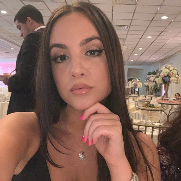 Profile Picture of Teresa Berishaj (@teresaberishaj) on Poshmark