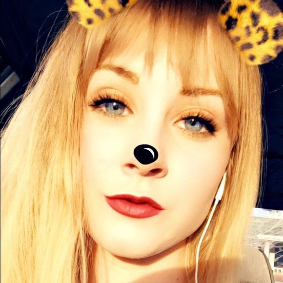 Profile Picture of Elizabeth Pound (@elizzzzabitch) on Poshmark