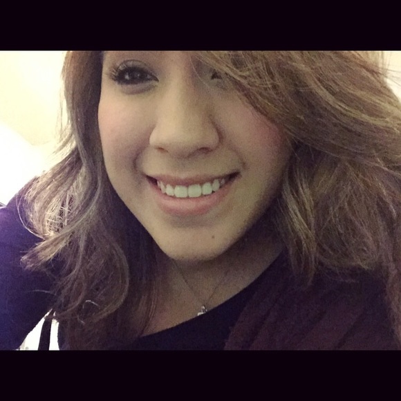 Profile Picture of Amanda Ozuna (@ozuna12) on Poshmark