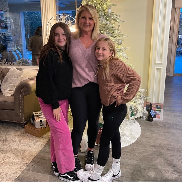 Profile Picture of Julie Lochowicz (@julesl228) on Poshmark